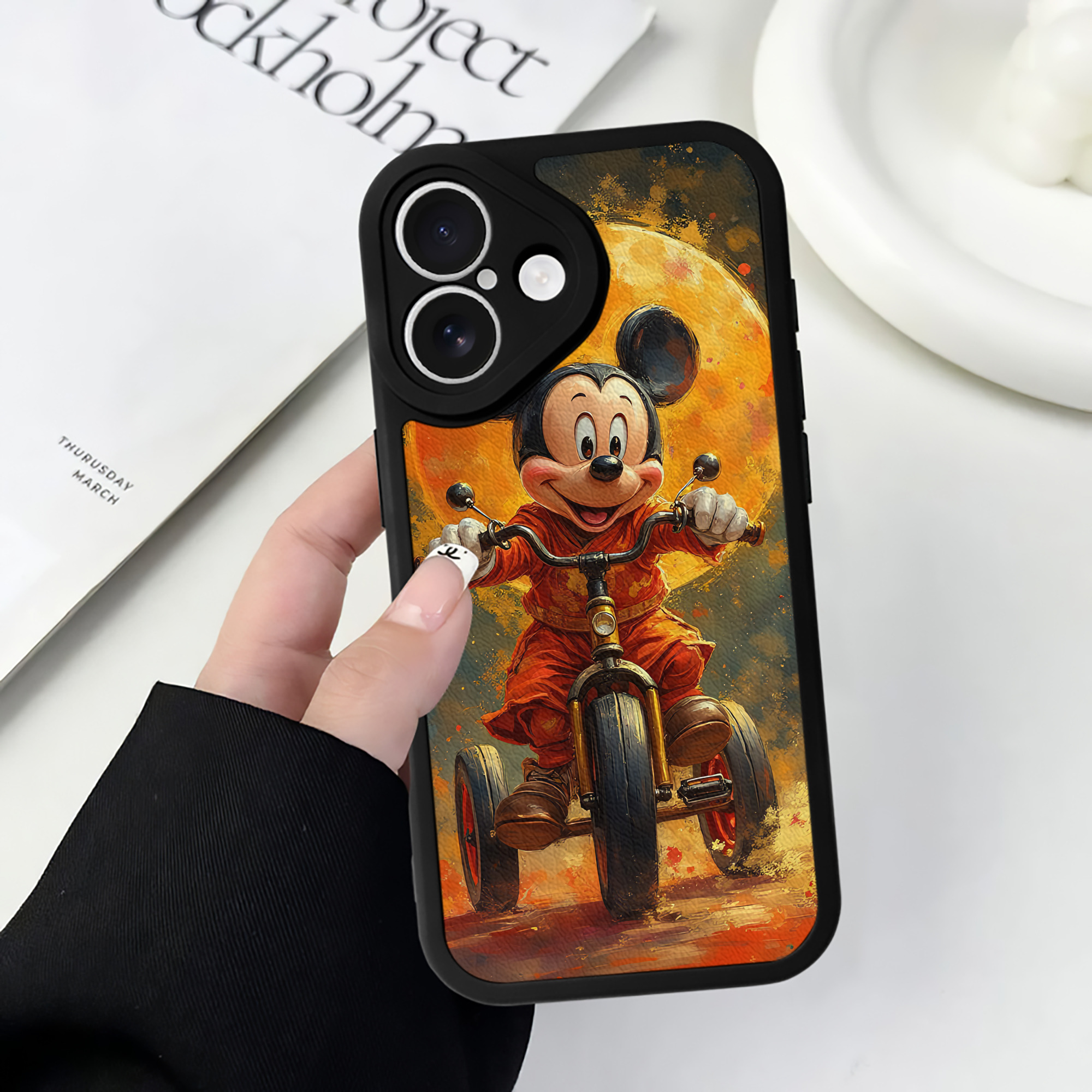 （画像用） ミッキーマウス Mickey Mouse 【iPhone 16シリーズ対応】シリコンスマホケース（レザー調） 材質：シリコン